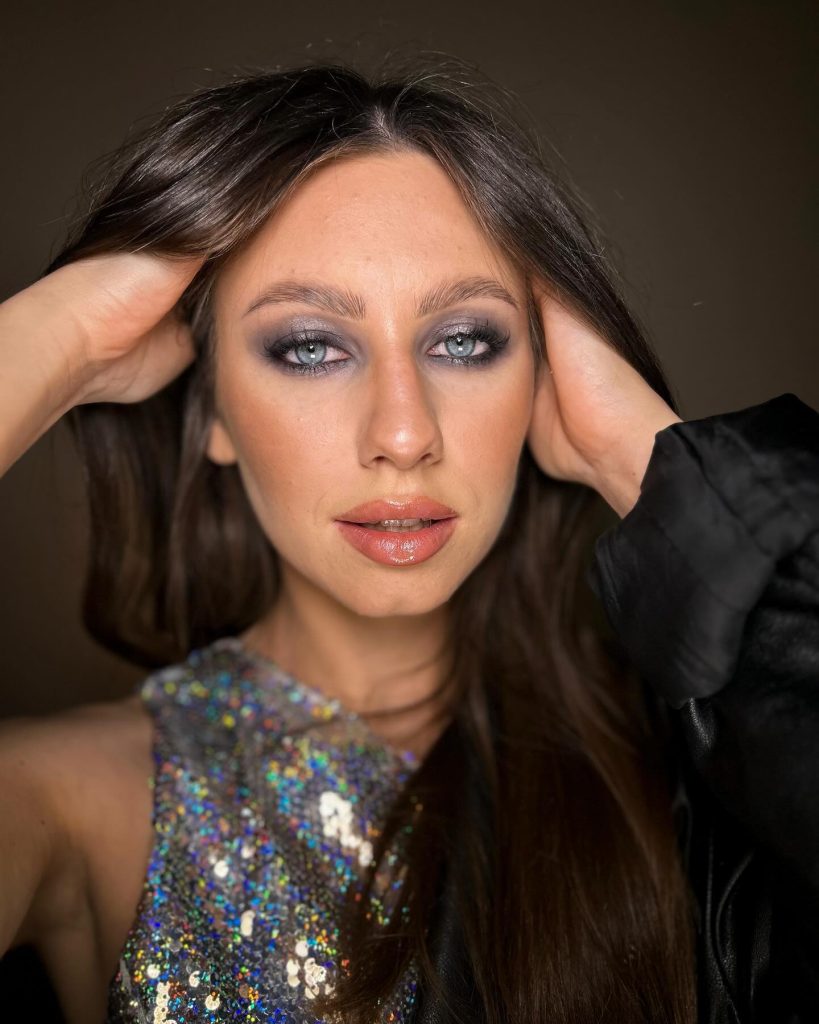 Makijaz wieczorowy smoky eye grafitowy